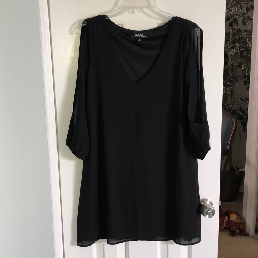 Black flowy quarter sleeve dress